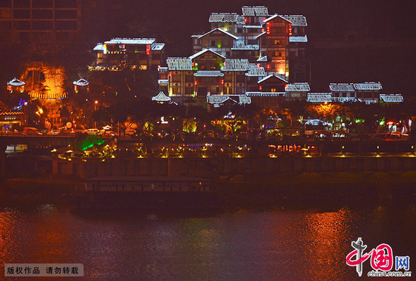 图为重庆洪崖洞奇幻美丽的夜景，彷佛宫崎骏电影《千与千寻》中那条不可思议之街，引人入胜。中国网图片库 周会/摄