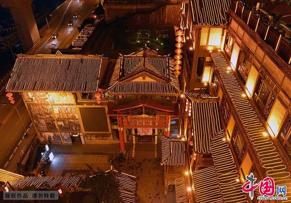 图为重庆洪崖洞奇幻美丽的夜景，彷佛宫崎骏电影《千与千寻》中那条不可思议之街，引人入胜。中国网图片库 周会/摄