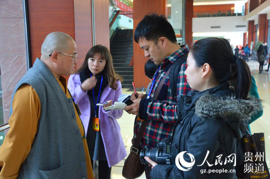 图为人民网记者采访政协委员释心照