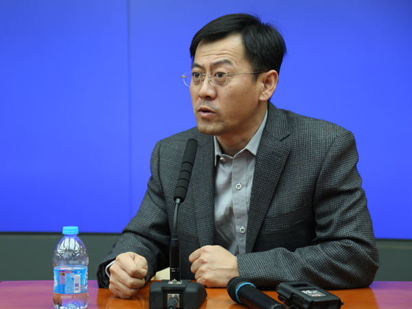 北京市协作者社会工作发展中心主任李涛回答记者提问