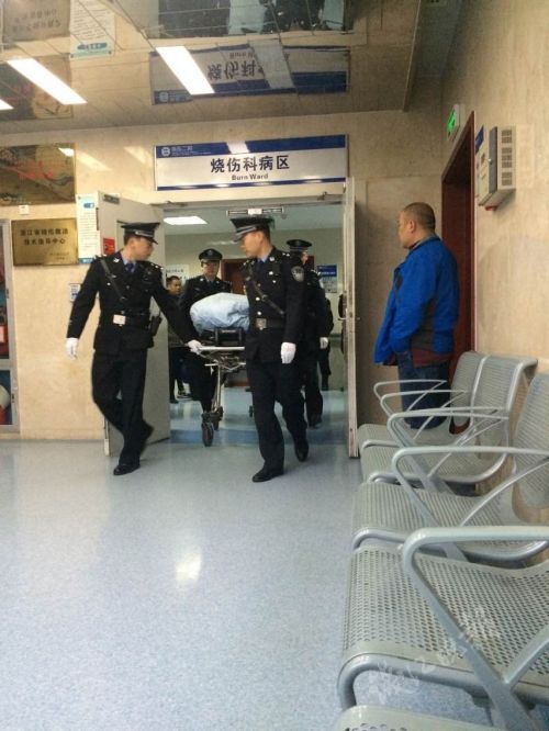 图为被告人包来旭将从医院出发出庭受审。