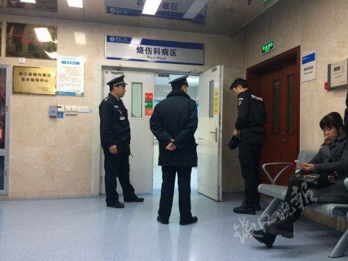图为被告人包来旭将从医院出发出庭受审。
