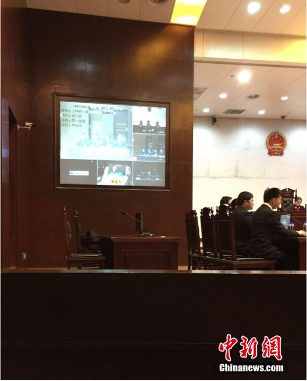1月28日上午，杭州“7·5”公交纵火案嫌疑人包来旭受审。杭州市检察院公诉称，被告人包来旭为发泄对社会的不满，在城市繁华地段、人员众多的公交车上放火，致20人重伤、5人轻伤、5人轻微伤，并造成公私财产重大损失，其行为已触犯《中华人民共和国刑法》第一百一十五条，犯罪事实清楚，证据确实、充分，应当以放火罪追究其刑事责任，遂依法提起公诉。中新社发李晨韵 摄 