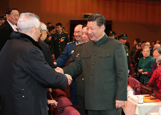 2015年2月9日，中央军委慰问驻京部队老干部迎新春文艺演出在北京举行，中共中央总书记、国家主席、中央军委主席习近平出席，向在场的军队老同志和全军离退休老干部，致以新春的祝福。新华社记者 李刚 摄