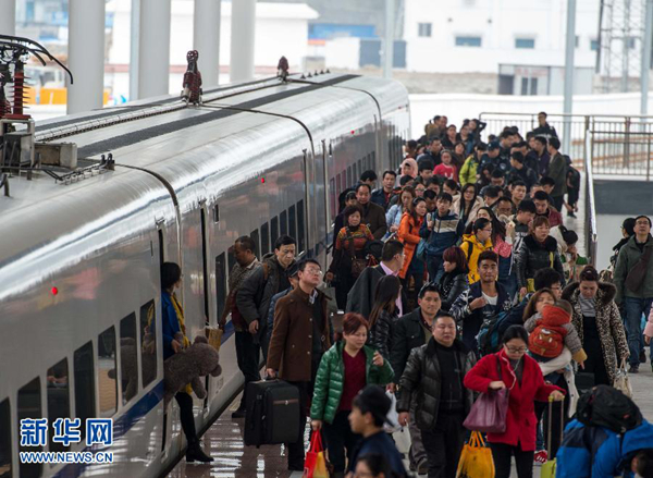 2月24日，在重庆火车北站，乘坐动车返回重庆的旅客走出站台。当日是春节假期最后一天，探亲、旅游的人们陆续返程，全国各地迎来返程客流高峰。 新华社记者 刘潺 摄