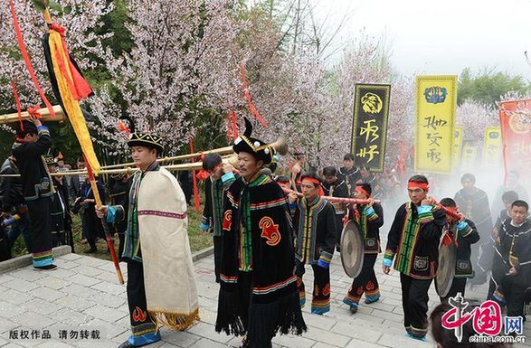 每年三月索玛花开的时候，居住在开满索玛花山里的彝族儿女都要进行大型的祭花神仪式，由毕摩诵读祭祀经文，祈祷来年的风调雨顺、国泰民安，彝家儿女们杀猪宰羊，身穿节日的盛装虔诚地跟在毕摩的身后载歌载舞，感激着索玛花为彝家儿女带来的春天的希望。中国网图片库 彭年/摄