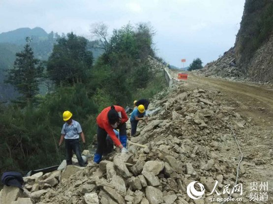 老南寨村附近道路两边的扩宽工程依然有序进行，施工人员告诉我们，震感虽然明显，但并不严重。（真实图片由黔东南广播电视台提供）