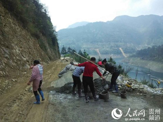 老南寨村附近道路两边的扩宽工程依然有序进行，施工人员告诉我们，震感虽然明显，但并不严重。（真实图片由黔东南广播电视台提供）