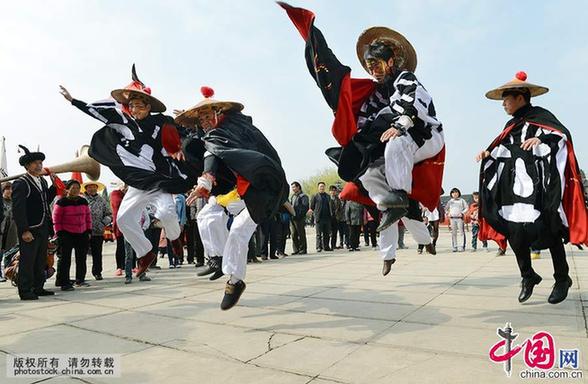  “撮泰吉”因具有民间信仰和祖先祭祀的功能而成为当地民众祭祀祖先、祈愿人畜兴旺、风调雨顺的重要方式，深深植根于彝族的生产、生活及文化历史中。被收入贵州省第一批国家级传统戏剧类非物质文化遗产名录。中国网图片库 彭年/摄