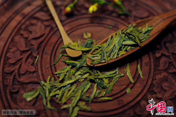 清明可以说是茶叶价格的分水岭。炒制完的明前龙井茶香气扑鼻，售价也可以达到3000元/斤以上