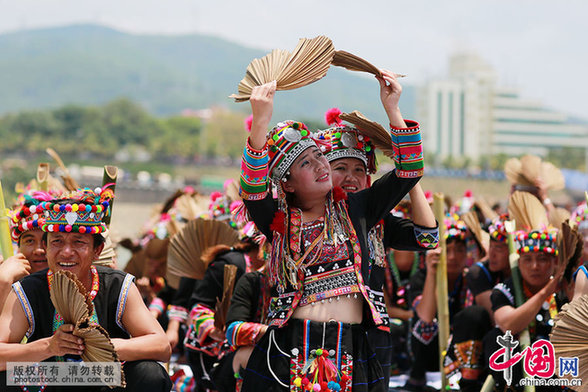  4月13日，云南省西双版纳傣族自治州在景洪市举行盛大的傣历1377年新年节庆大会，当地群众和国内外游客近万人参加了庆祝大会。傣历新年，是西双版纳傣族群众最隆重的传统节日之一。 中国网图片库 郝亚鑫/摄