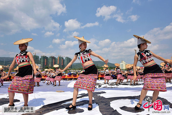  4月13日，云南省西双版纳傣族自治州在景洪市举行盛大的傣历1377年新年节庆大会，当地群众和国内外游客近万人参加了庆祝大会。傣历新年，是西双版纳傣族群众最隆重的传统节日之一。 中国网图片库 郝亚鑫/摄