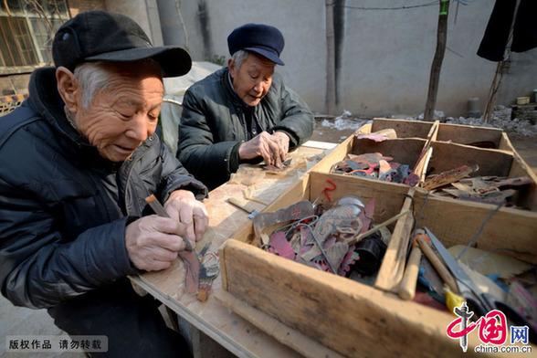 申国瑞15岁时跟父亲学习打击乐器，跟皮影戏前辈学习刻制皮影人物、掌扦技艺以及学习演唱。少年的申国瑞，已成为当地有名的皮影艺人，每年要演出上百场。中国网图片库 郝群英摄 