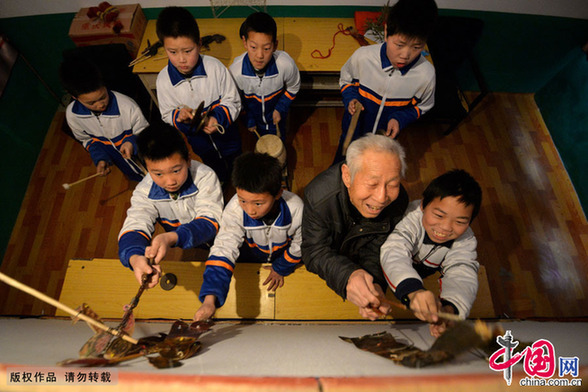  在申国瑞努力下，2010年，成安县北漳小学成立了皮影教育基地，他利用周末到学校义务为学生上皮影课。申国瑞高兴地说：“现在，皮影戏班里吸引了十多名小学生加入，俺希望，冀南皮影能在他们身上再放光彩。”中国网图片库 郝群英摄 