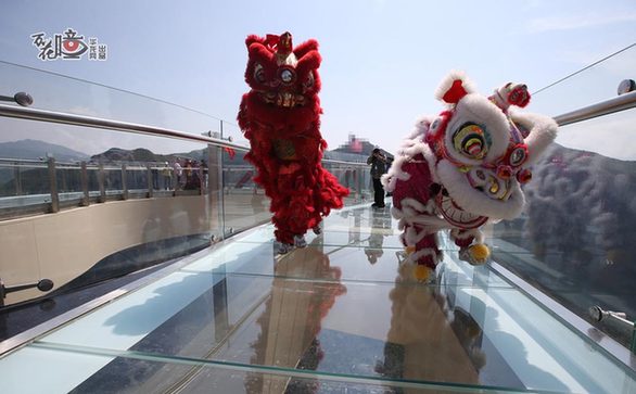 重庆景区设世界最长悬挑玻璃廊桥:伸出悬崖26米