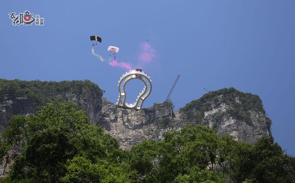 重庆景区设世界最长悬挑玻璃廊桥:伸出悬崖26米