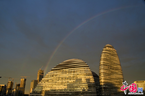 2015年8月3日，北京市朝阳区望京SOHO上空现彩虹景观。 中国网图片库 张健摄影