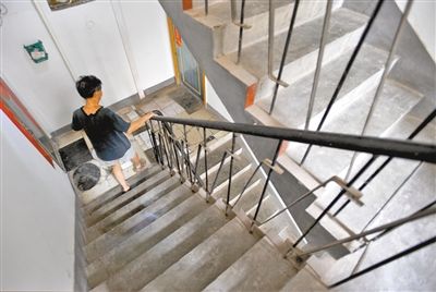 渝北区两路,凯歌路2号,天天走楼梯的居民希望在春节前用上电梯.