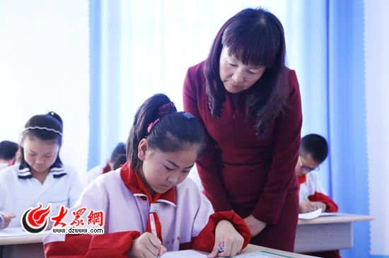 李淑芳在平度一小学送课时,在课堂上对小学生进行指导.(亓翔摄)