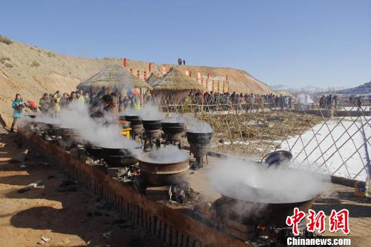 甘肃丝路小城千人享“冬至大餐”祈福看戏忆童年