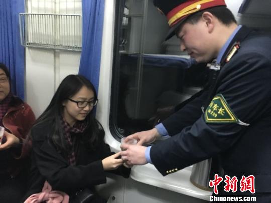 图为火车列车长为旅客送上热水 列车组提供 摄 图为火车列车长为旅客送上热水 列车组提供 摄