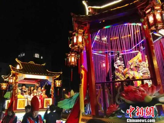 浙江古城闹元宵挂鱼灯吃“糊粒”展渔文化