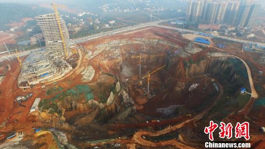 冰雪乐园将建在这百米矿坑之上。 冰雪乐园将建在这百米矿坑之上。