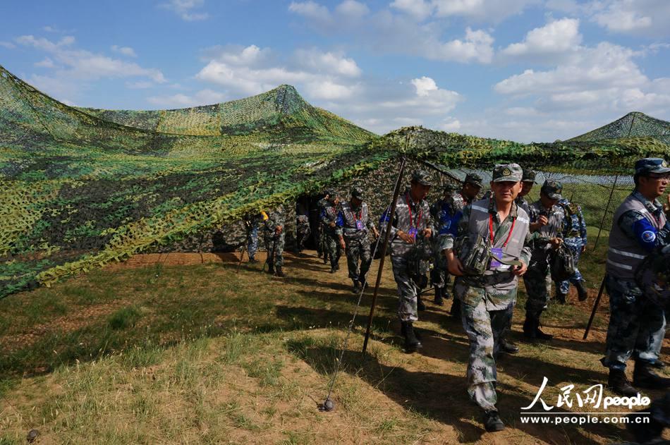 导调人员奔赴前沿部队。（摄影：人民网 乔外）