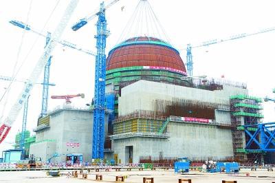 5月25日，完成穹顶吊装的福清核电5号机组。新华社记者 姜克红摄