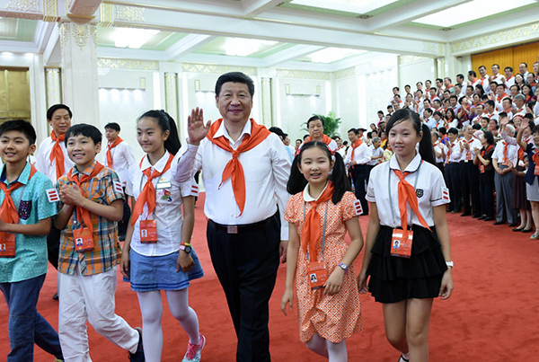 2015年6月1日,习近平在北京人民大会堂亲切会见中国少年先锋队第七次