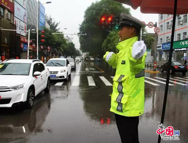 山西平陆交警雨天执勤 力保交通不拥堵