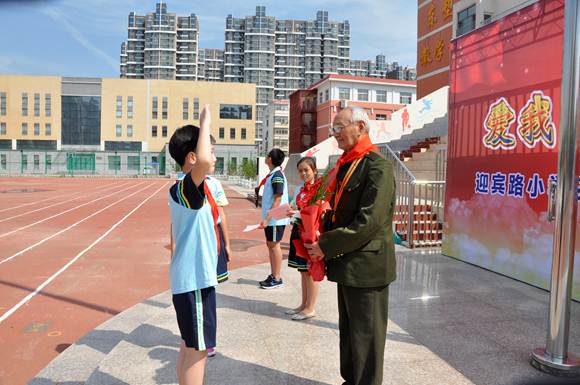 沧州市运河区迎宾路小学学生向英雄致敬